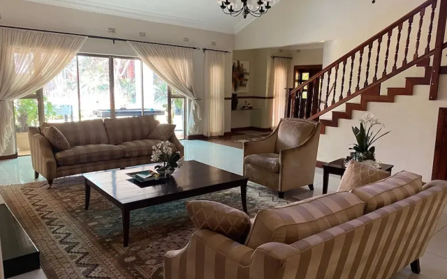 Luxurious 4 bed With Pool in Helensvale - 2255