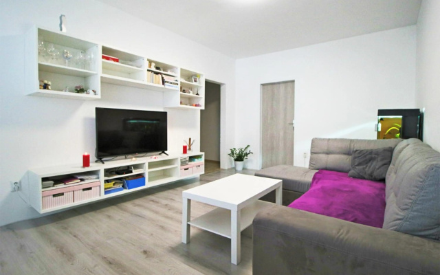 Cozy, bright room with free parking