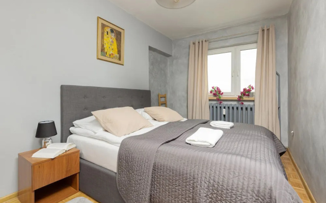 Czerniakowska Apartment by Renters