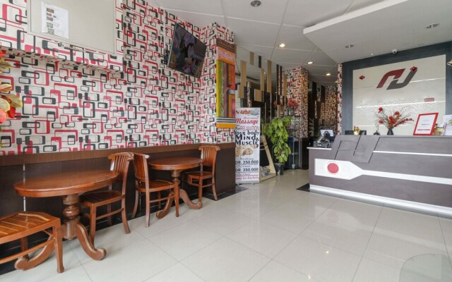RedDoorz Plus near Fort Rotterdam
