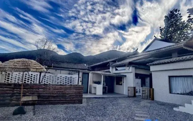 Shaxi Thirty-Three Mountain View Homestay