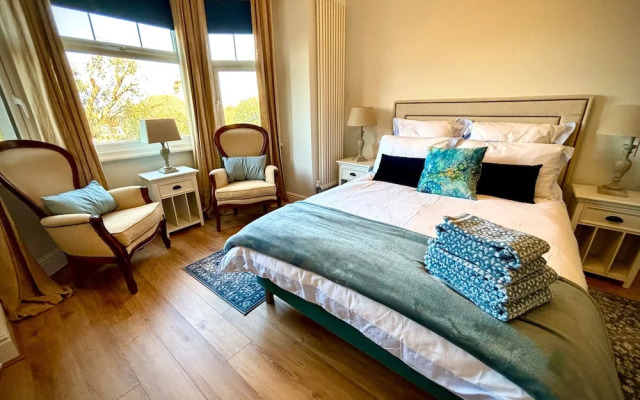 5 Guests - 2 Bedrooms - Free Parking - 1min Beach