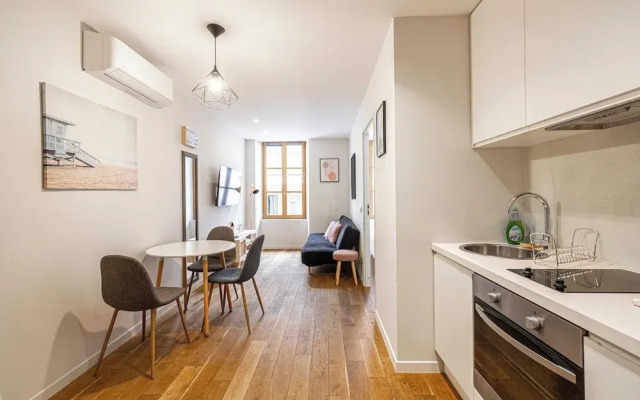 Magnificent Renovated 2 Room Apartment