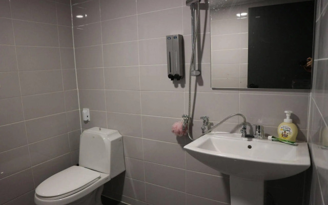 Zzzip Guest House - Hostel