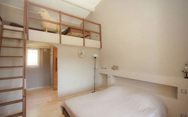 Villa in Provence With Infinity Pool