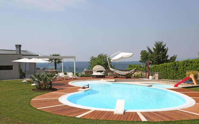 Villa Luna Stunning Modern Villa Shared Infinity Pool, Big garden, Fantastic lake view,AC,