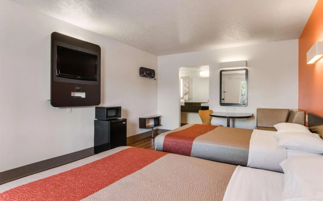 Motel 6 Youngstown, OH