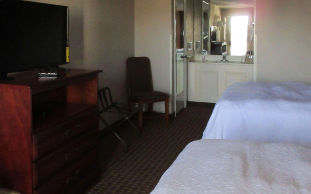 Econo Lodge Inn & Suites