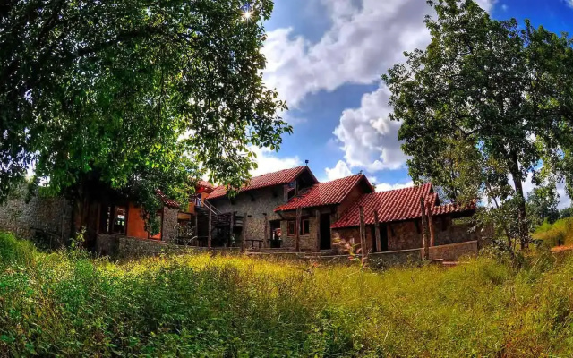 Pugdundee Safaris - Kanha Earth Lodge