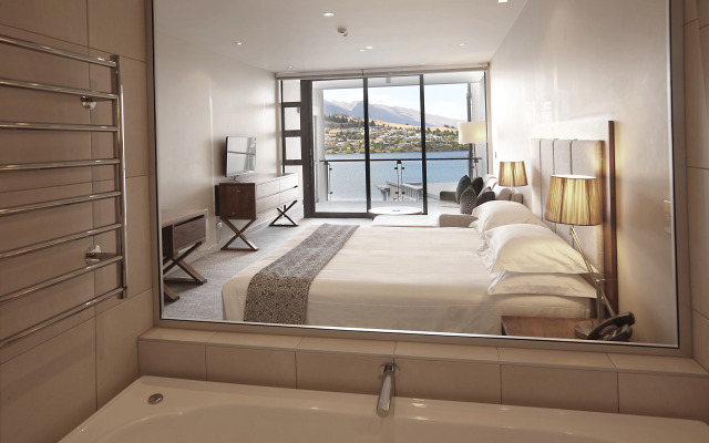 The Rees Hotel, Luxury Apartments & Lakeside Residences