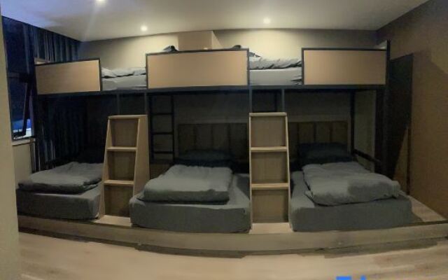 Pai Hotel (Xiangcheng Lianhua Avenue People's Park)