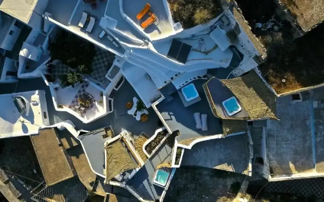 Karpimo & Fertimo Suites Santorini