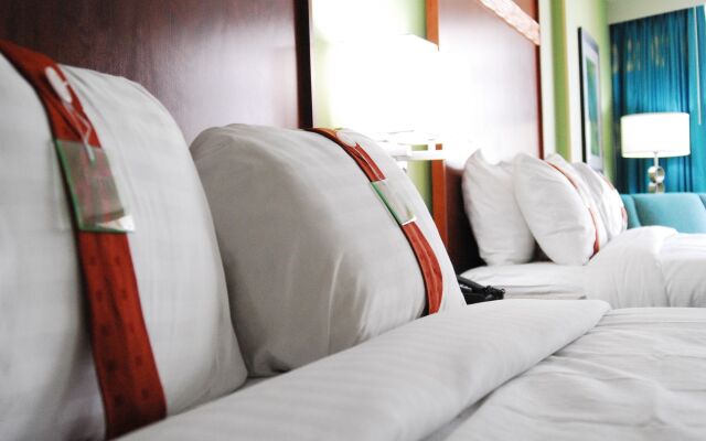 Holiday Inn & Suites Virginia Beach North Beach, an IHG Hotel