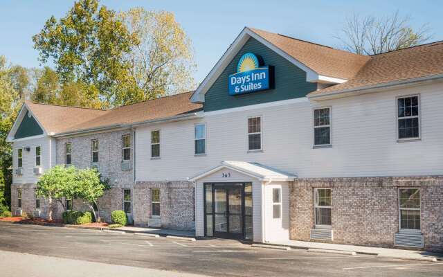 Days Inn & Suites by Wyndham Sellersburg