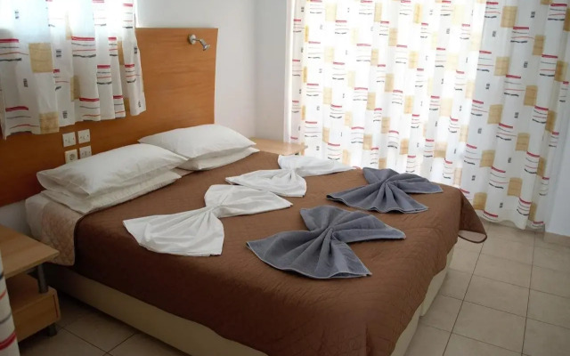 Coliseum Studios & Apartments