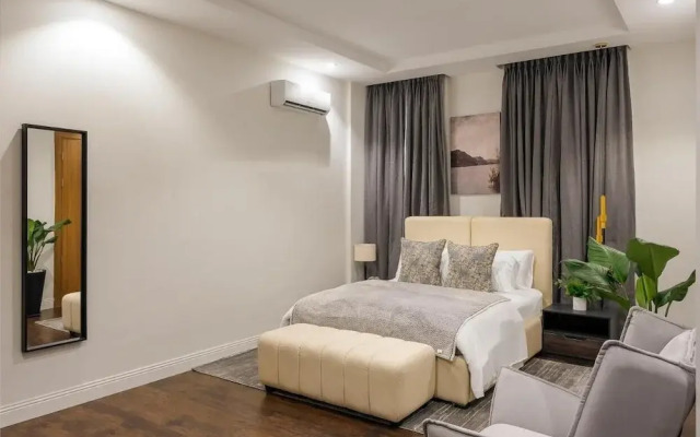 Four-Two Africa Lane Luxury Apartment