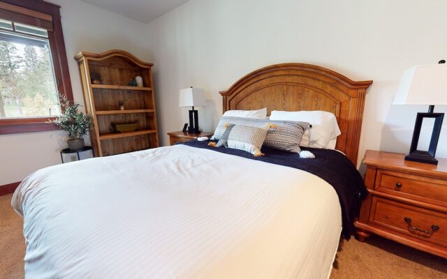 Timbers 15 Private Hot Tub, 2 Car Garage, Washer Dryer, Large Townhouse by RedAwning