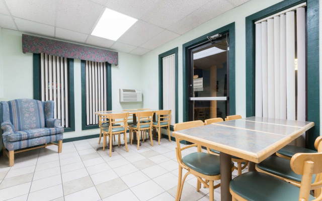 Super 8 by Wyndham Raton