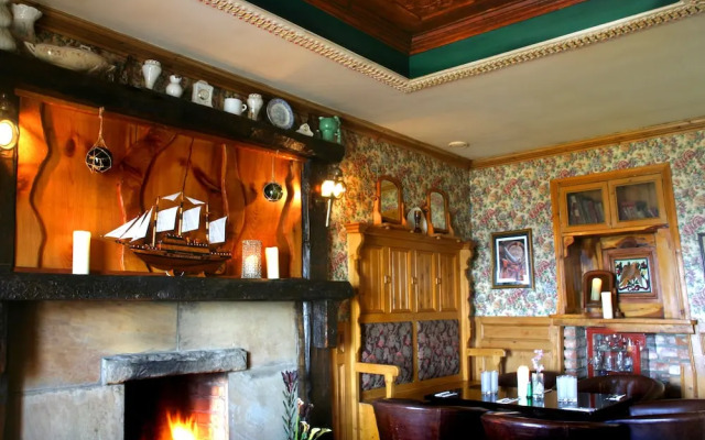 Maddens Bridge Bar, Restaurant & Guesthouse