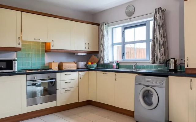 3 Bedroom pet Friendly Home With Access to Pool