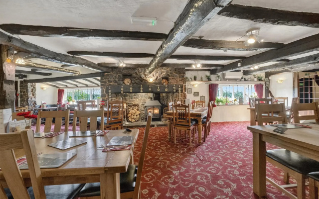 Greyhound Country Inn