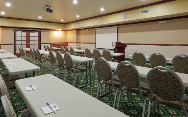 Holiday Inn Express and Suites Bakersfield Central by IHG