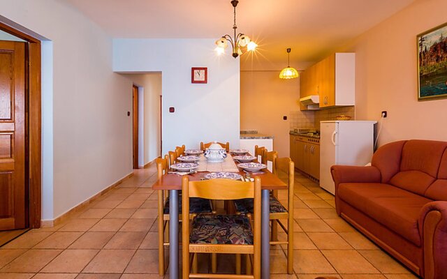 Apartment Delfin Karlobag 24994