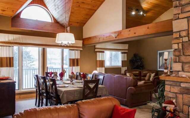 7 Bed Blue Mountain Chalet with Hot Tub 35R