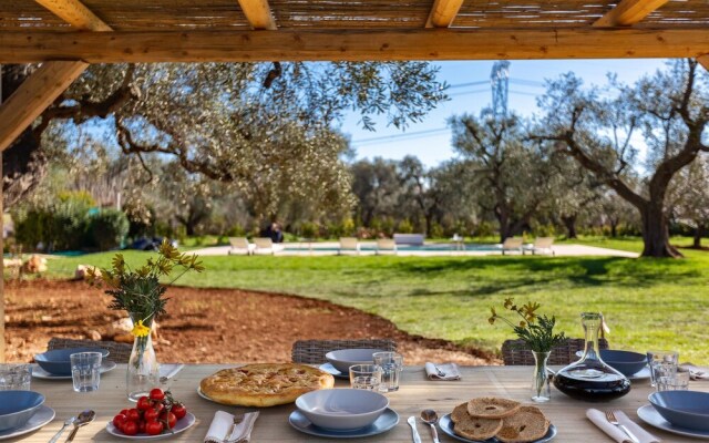 2220 Trulli Biancapetra by Perle di Puglia