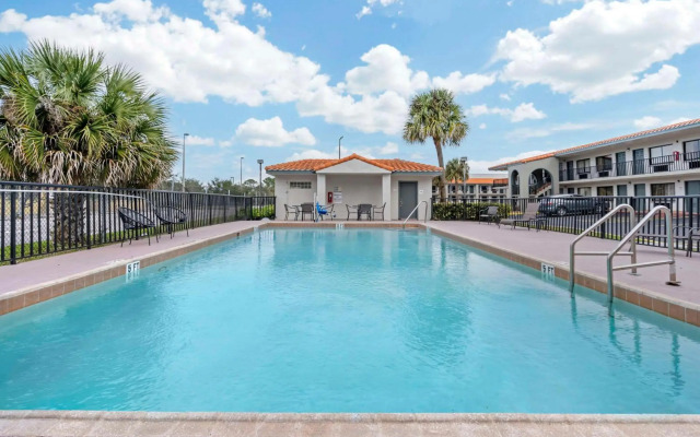 Quality Inn & Suites Orlando East - UCF Area