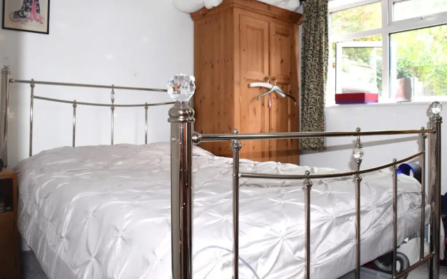 Delightful 1 Bedroom Garden Flat, Near To River