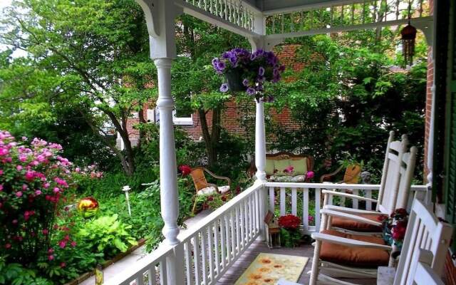 Historic Iron Horse Inn