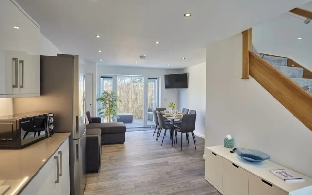 2022 Modern Home In Central Hayle With Parking