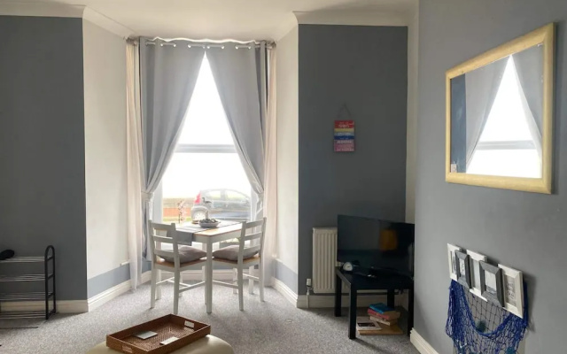 Beachfront Bolthole With Seaview in Idyllic Hythe