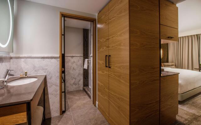 Lincoln Plaza London, Curio Collection By Hilton