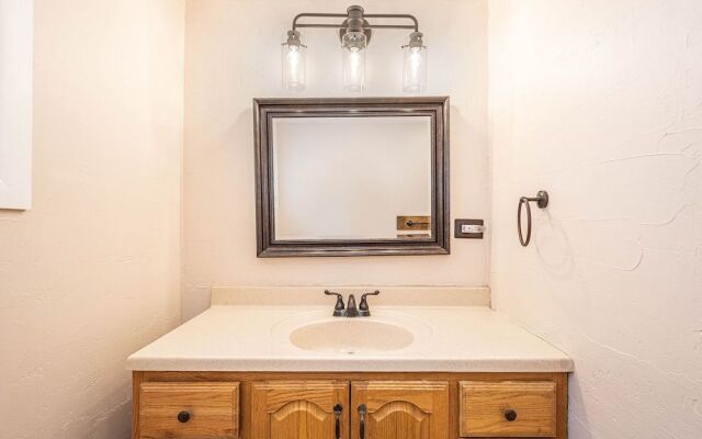 Cabin at Slope's Edge