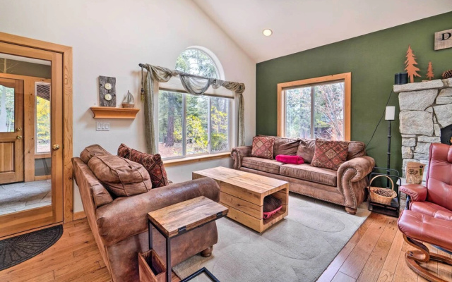 Tahoe Donner Retreat w/ Hot Tub & Fireplace!