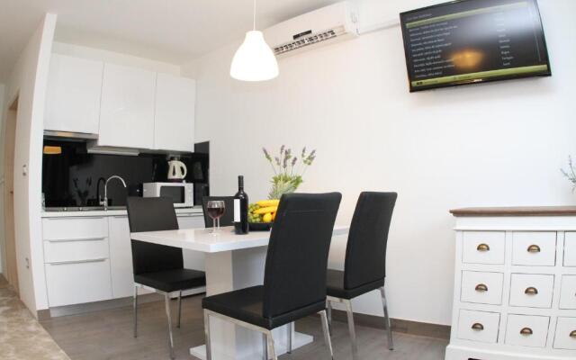 Studio Apartments Mirakul