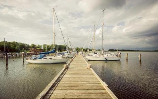 Komfort-Hausboote am Naturhafen Krummin