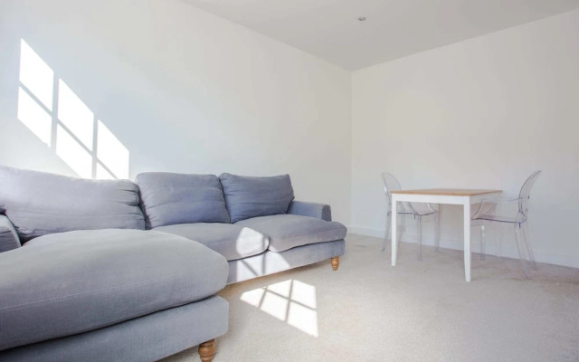 Modern & Spacious 2 Bedroom Flat Near Clapham Common
