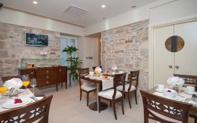 Antique Split Luxury Rooms