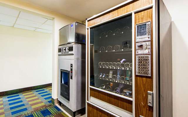 Econo Lodge Inn & Suites