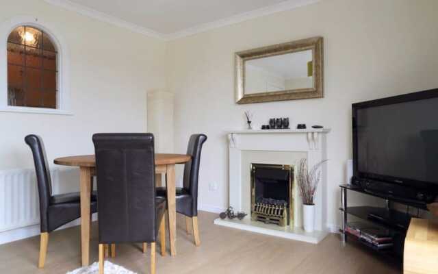 2 Bedroom Apartment off Leith Walk Sleeps 5