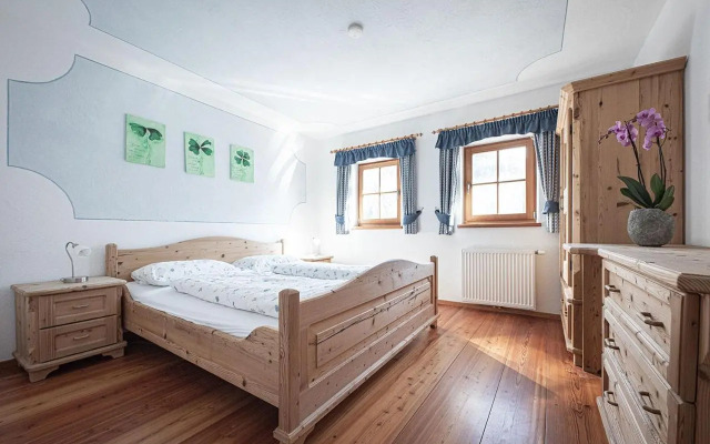 Kofler zwischen den Wänden