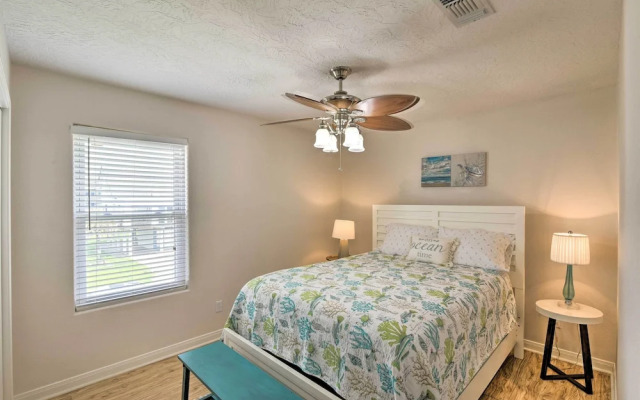 Beachfront Getaway w/ Deck & Views in Galveston
