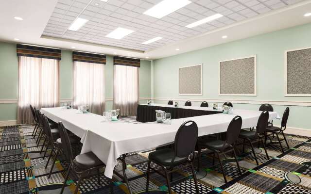 Royal Hotel Edmonton Airport, Trademark Collection by Wyndham