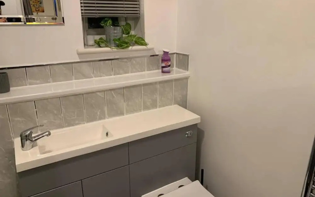 Lovely 2-bed Apartment in Wallasey, Sleeps 4