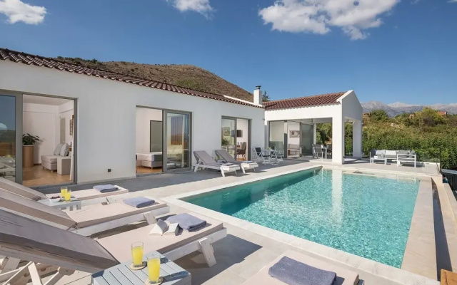 Landscaped Villa With Private Pool Fenced Area and Mountain Views
