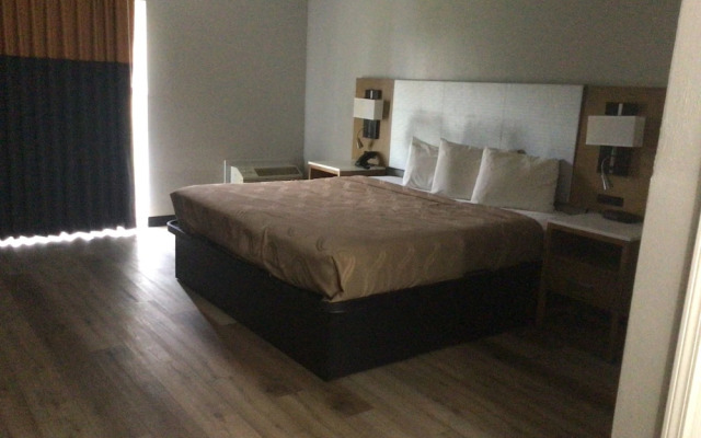 Colonial Brick Inn & Suites