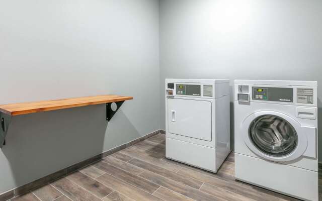 La Quinta Inn & Suites by Wyndham Jacksonville TX
